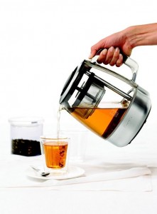 tea_maker_pour._V361648387_